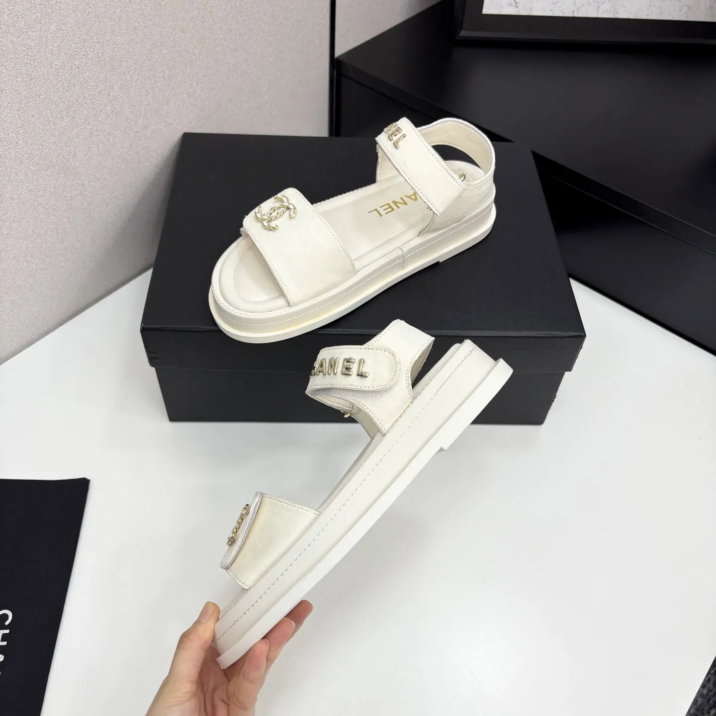 👟👟Ex-factory price 560👟👟Chanel Chanel's new early autumn thick-soled sandals are popular on catwalks on major social platforms. One of the most popular sandals at the moment. Soft and comfortable on the feet. Horsehair upper imported from Italy. Sheepskin feet. Original molded outsole Size: 35-40 (41 customized)
